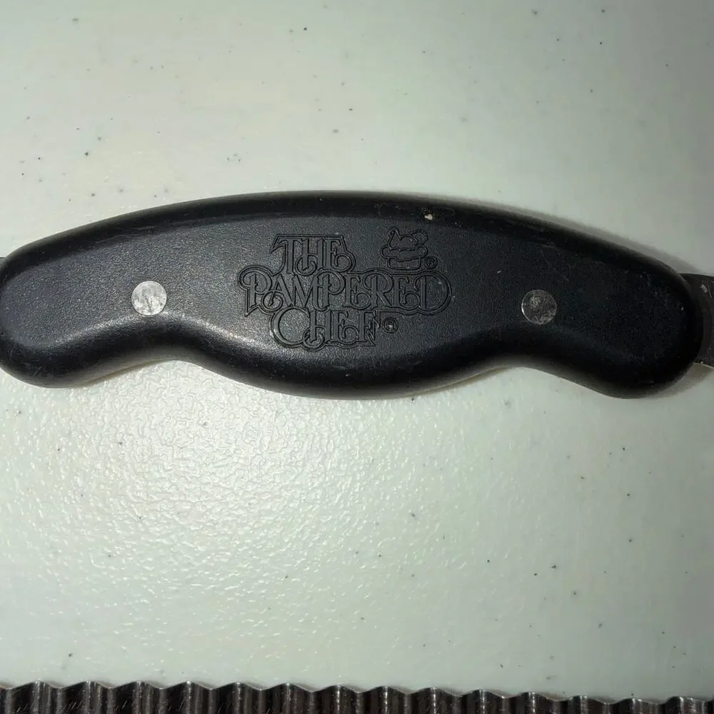 Retired Pampered Chef Crinkle Cut Serrated 1062 Vegetable Fruit Cheese Chopper